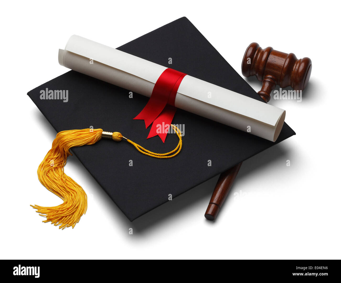 Graduation Hat noir en degré et Gavel isolé sur fond blanc. Banque D'Images