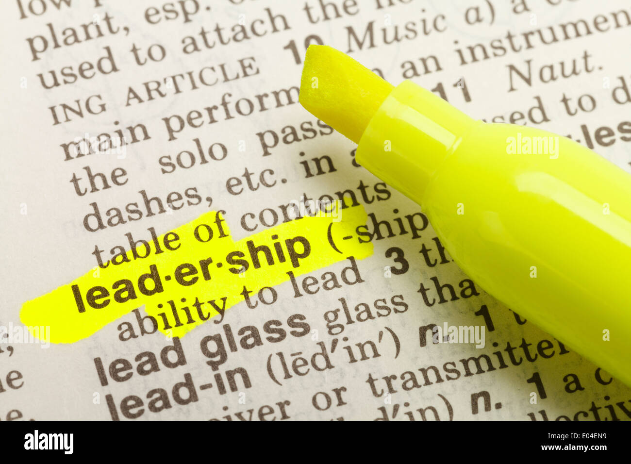 Le mot leadership mis en évidence dans le dictionnaire avec Surligneur marqueur jaune. Banque D'Images