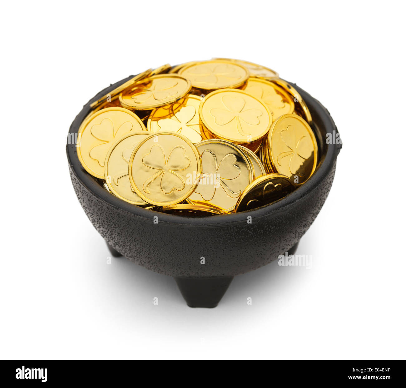 Pot noir avec de l'or des pièces de monnaie pour trèfle St Patrick Day isolé sur fond blanc. Banque D'Images