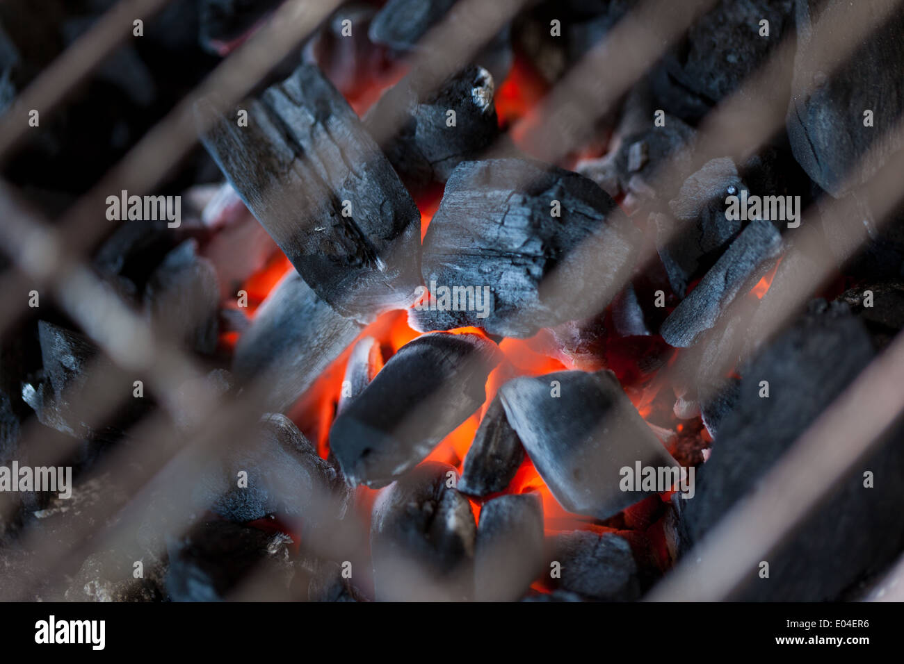 La combustion du charbon dans un barbecue Banque D'Images