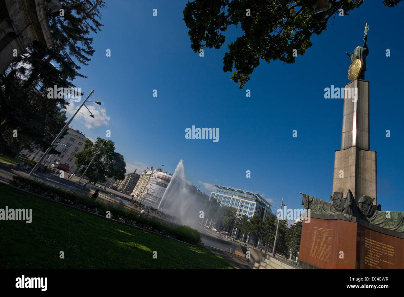 Hochstrahlbrunnen Heldendenkmal, der Roten Armee, Schwarzenbergplatz, Wien, Österreich Banque D'Images