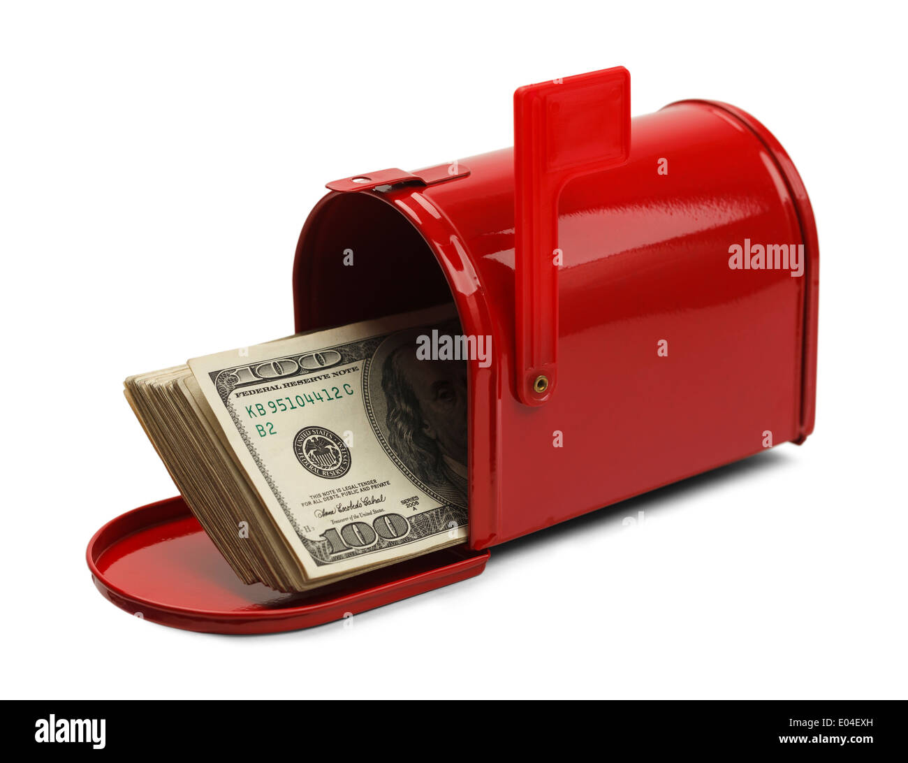 Boîte aux lettres rouge avec l'argent comptant cent Billets d'un dollar qui sort isolé sur fond blanc. Banque D'Images