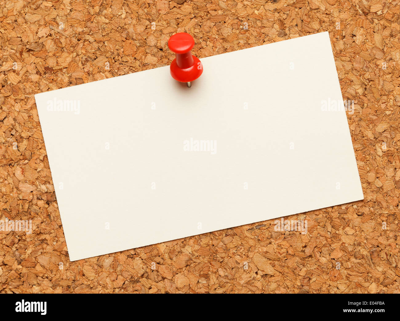 Carte affichée sur un panneau de liège avec tack rouge pin. Banque D'Images