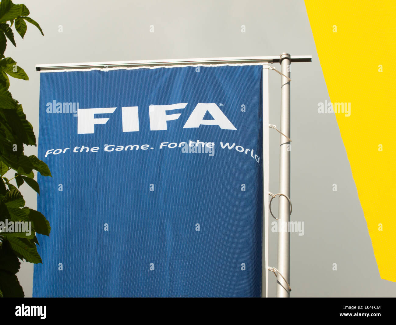 Drapeaux de la FIFA à l'entrée du siège de la FIFA à Zurich, Suisse Banque D'Images