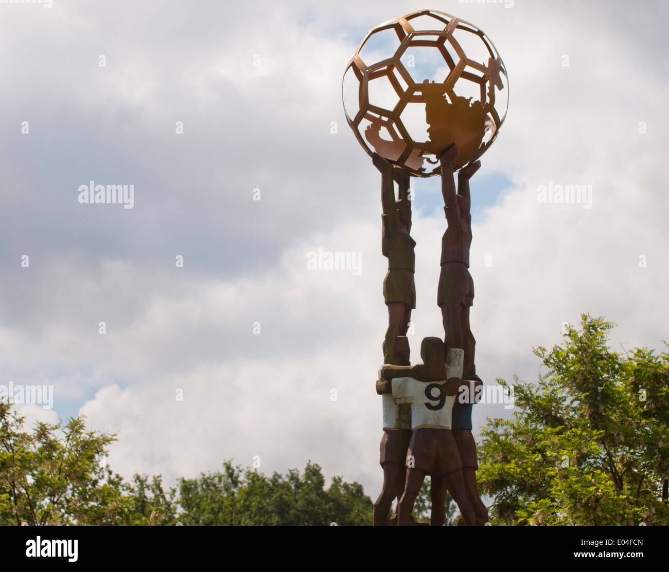 Statue dans le parc qui entoure le siège mondial du monde de football FIFA à Zurich en Suisse. Banque D'Images