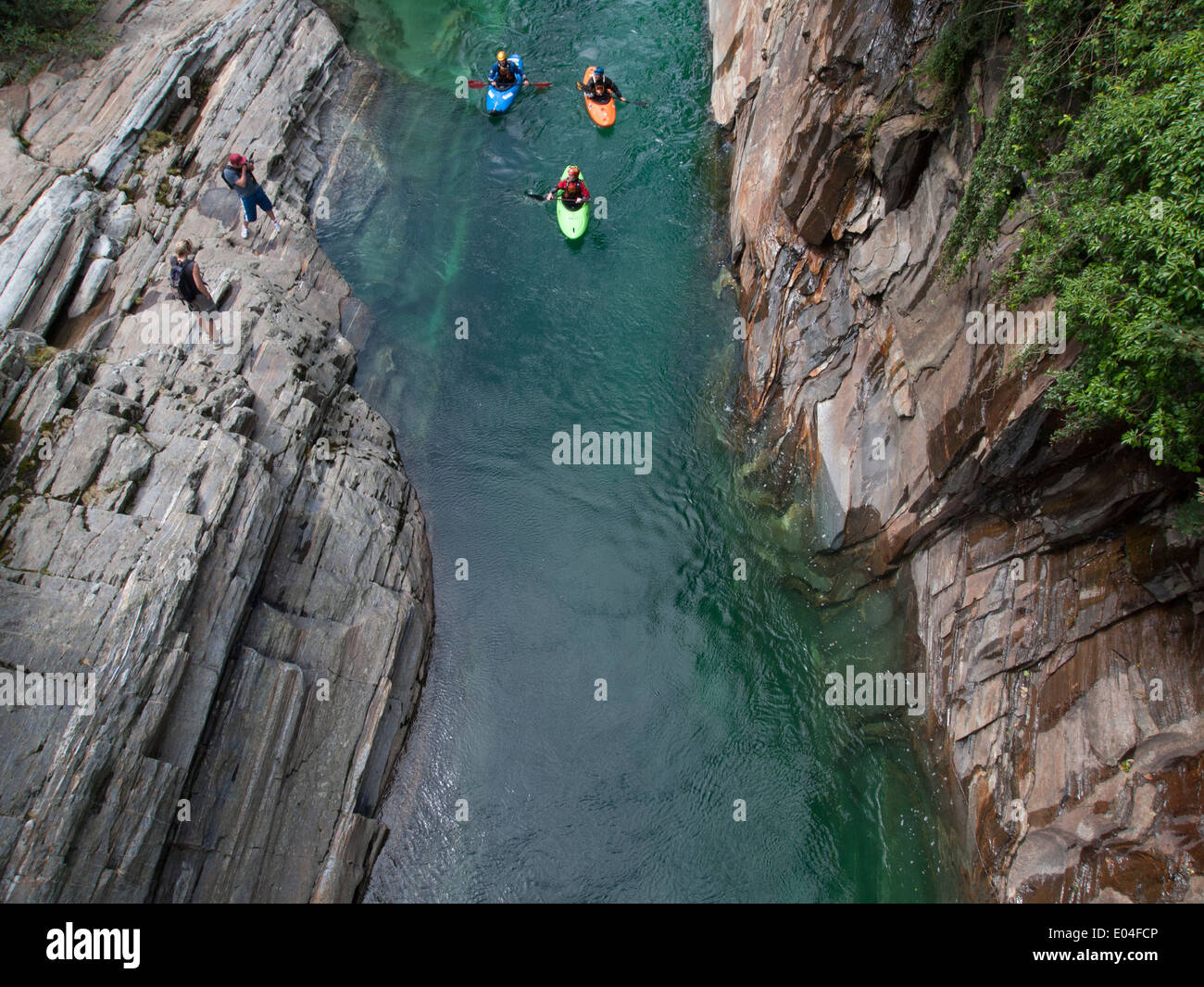 Les kayakistes sur l'eau vive de la rivière verzasca Suisse Banque D'Images