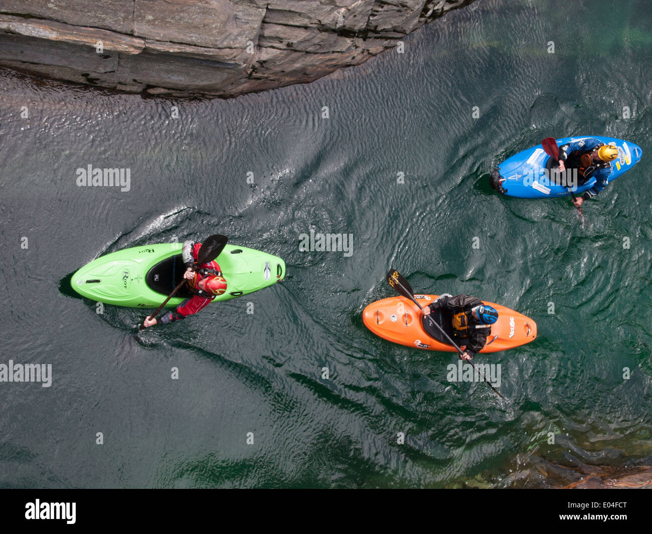 Les kayakistes sur l'eau vive de la rivière verzasca Suisse Banque D'Images