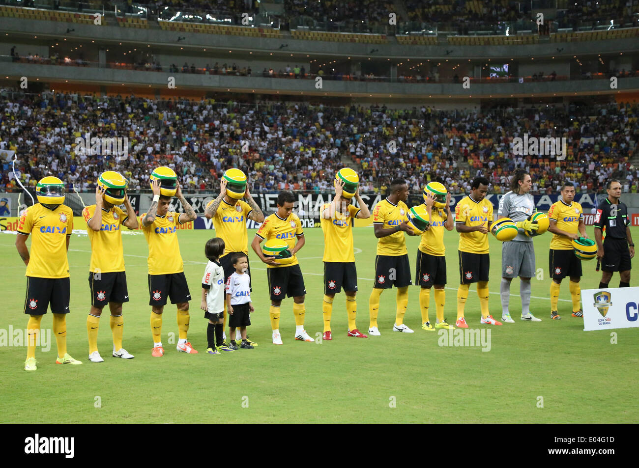 Manao, au Brésil. 1er mai 2014. Les joueurs de porter un casque Sport Club Corinthians en hommage du pilote brésilien, Ayrton Senna da Silva, au cours du 20ème anniversaire de sa mort, en prévision d'un match de la deuxième phase de la Coupe du Brésil, contre Nacional, dans l'arène de l'Amazonie, du stade à Manaos, Brésil, le 1 mai 2014. Le pilote de Formule 1, Ayrton Senna da Silva, est décédé le 1 mai 1994, à la Grand Prix de Saint-Marin. © Marcio Silva/AGENCIA ESTADO/Xinhua/Alamy Live News Banque D'Images