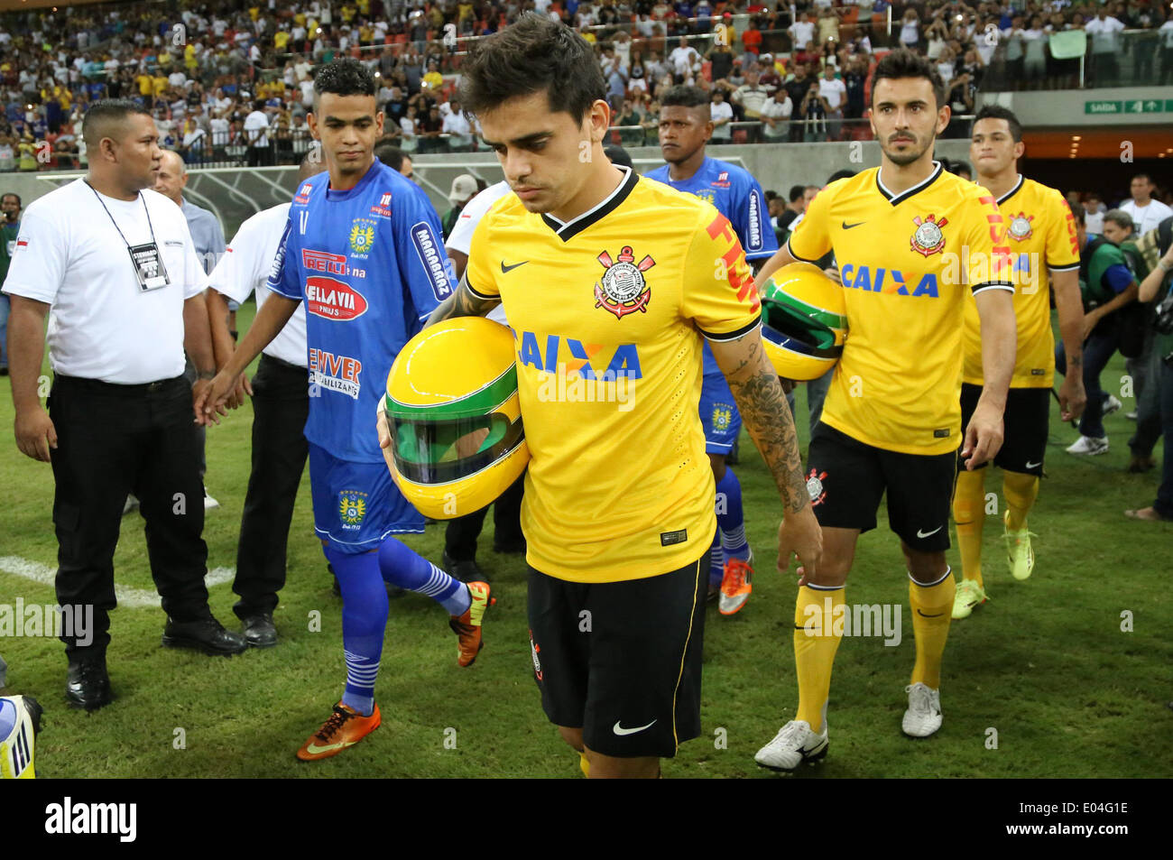 Manao, au Brésil. 1er mai 2014. Les joueurs de Corinthiens Sport Club porter casques en hommage du pilote brésilien, Ayrton Senna da Silva, au cours du 20ème anniversaire de sa mort, en prévision d'un match de la deuxième phase de la Coupe du Brésil, contre Nacional, dans l'arène de l'Amazonie, du stade à Manaos, Brésil, le 1 mai 2014. Le pilote de Formule 1, Ayrton Senna da Silva, est décédé le 1 mai 1994, à la Grand Prix de Saint-Marin. © Marcio Silva/AGENCIA ESTADO/Xinhua/Alamy Live News Banque D'Images