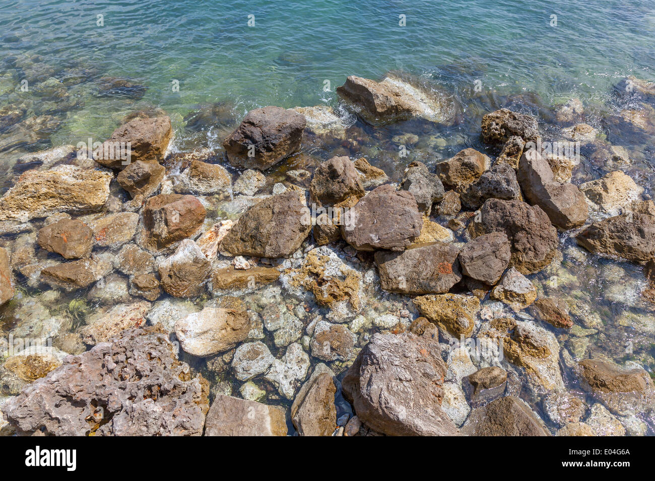 Les rochers et la mer Banque D'Images