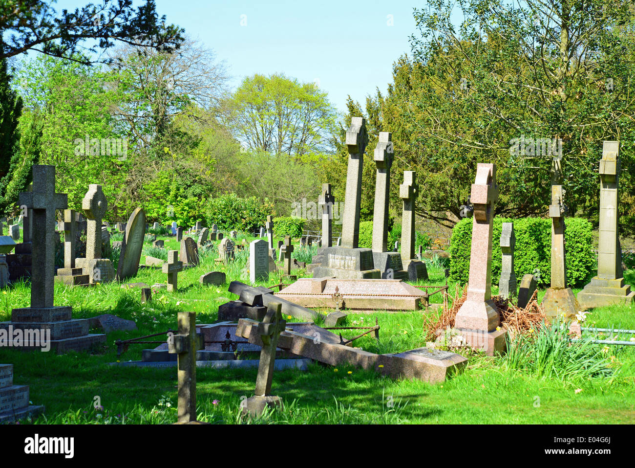 Pierres tombales anciennes en cimetière de l'église paroissiale de St Giles, Ashtead, Surrey, Angleterre, Royaume-Uni Banque D'Images