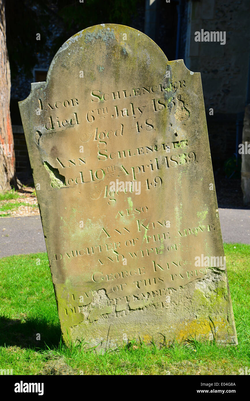 L'ancienne pierre tombale dans le cimetière de l'église paroissiale de St Giles, Ashtead, Surrey, Angleterre, Royaume-Uni Banque D'Images
