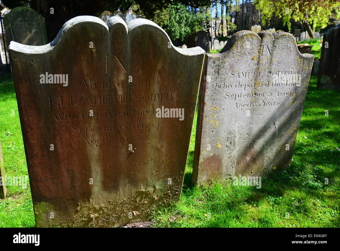Pierres tombales anciennes en cimetière de l'église paroissiale de St Giles, Ashtead, Surrey, Angleterre, Royaume-Uni Banque D'Images