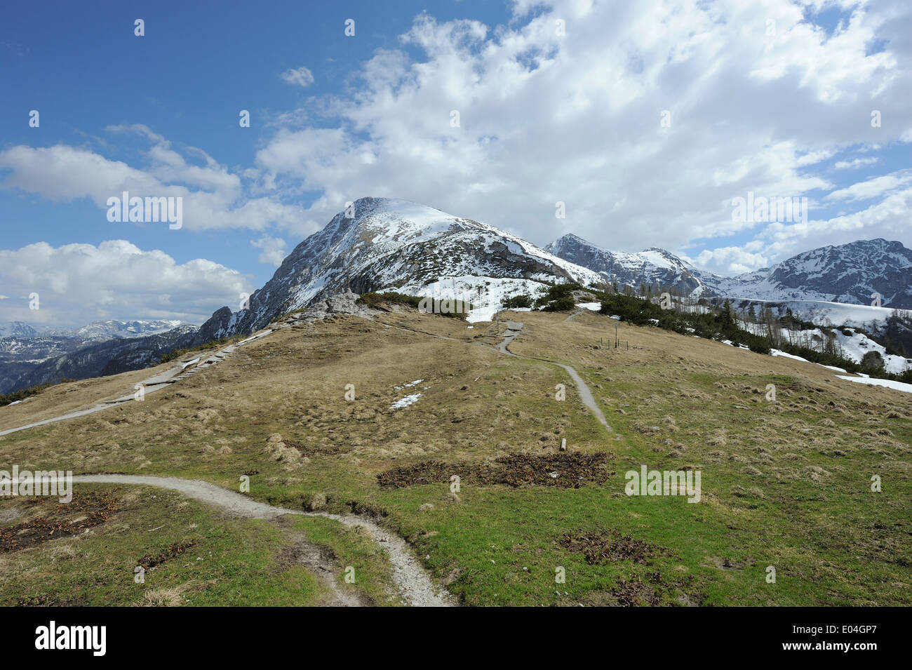 Voir d'Schneibstein et d'autres montagnes de neige dans la réserve naturelle de Berchtesgaden Banque D'Images