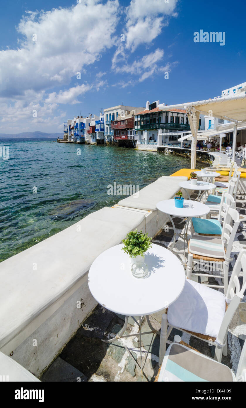 Taverna tables et chaises le long de la promenade de bord de la Petite Venise, l'île de Mykonos, Cyclades, Grèce Banque D'Images
