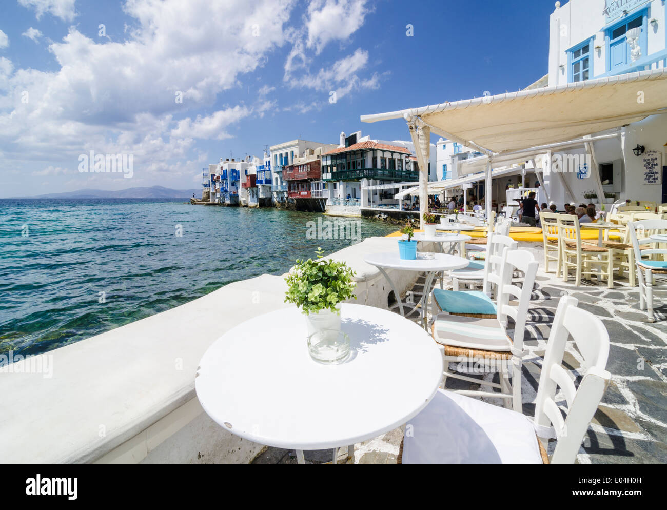 Taverna tables et chaises le long de la promenade de bord de la Petite Venise, l'île de Mykonos, Cyclades, Grèce Banque D'Images
