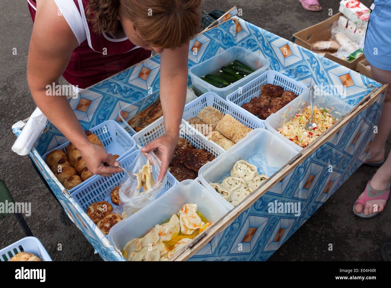 Food sur la plate-forme de l'une des stations de chemin de fer sur la route de chemin de fer transsibérien, Russie Banque D'Images