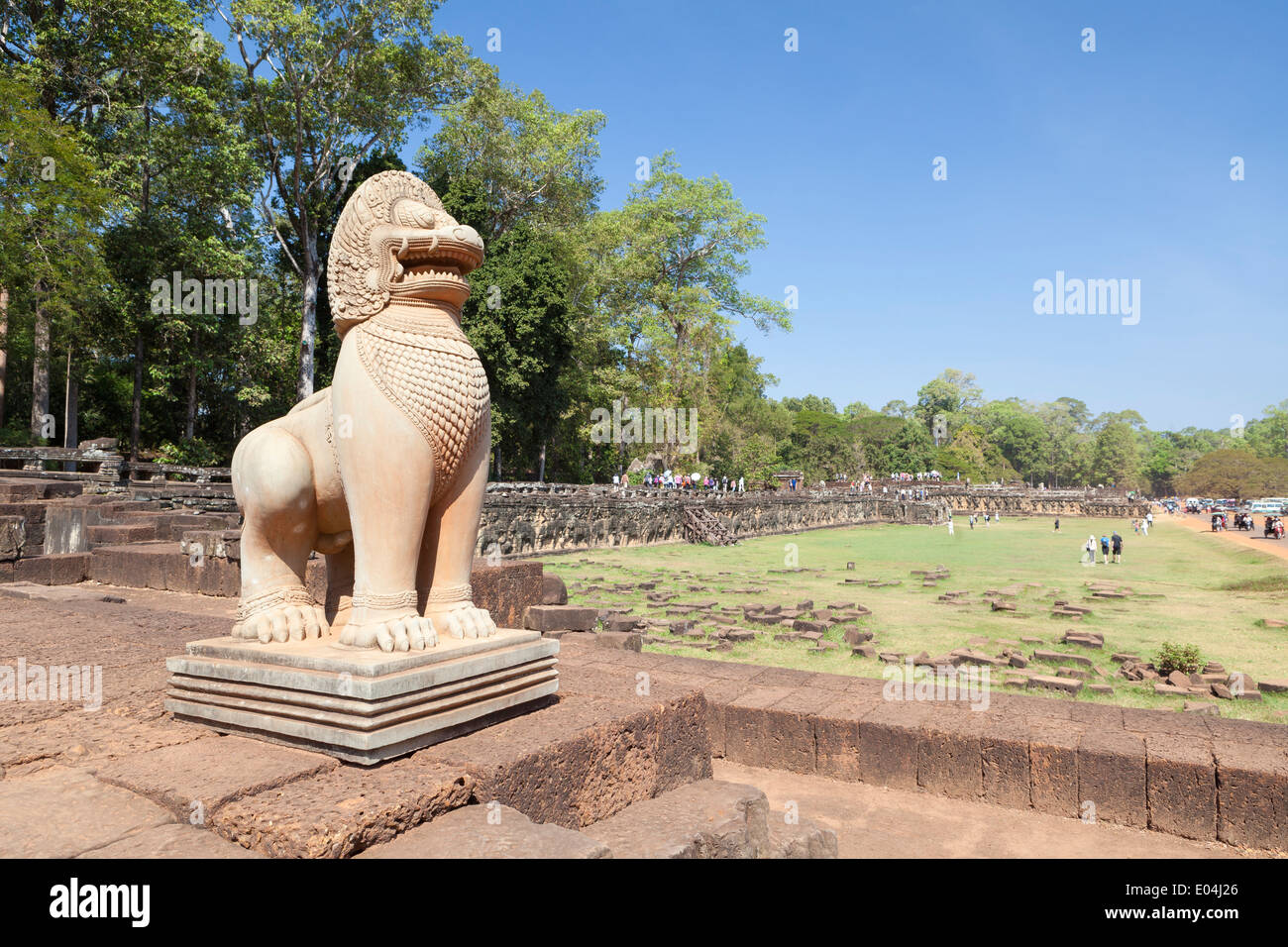 Sculpture d'un lion en tant que tuteur sur la terrasse des éléphants, Angkor Thom, au Cambodge Banque D'Images
