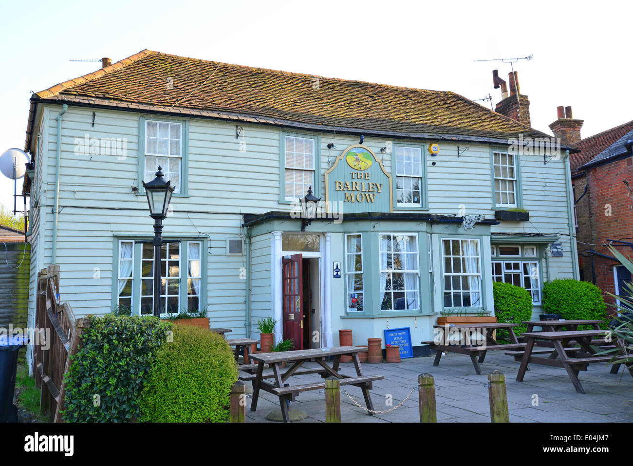 Le 18e siècle Barley Mow pub sur le green, Englefield Green, Surrey, Angleterre, Royaume-Uni Banque D'Images