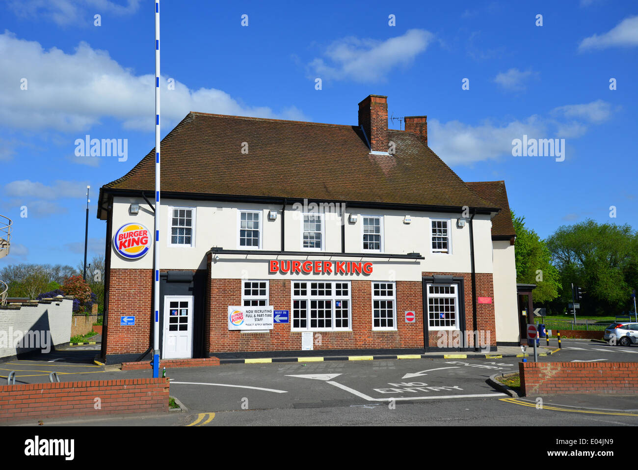 Burger King drive-thru restaurant fast food, l'Ave, Egham, Surrey, Angleterre, Royaume-Uni Banque D'Images