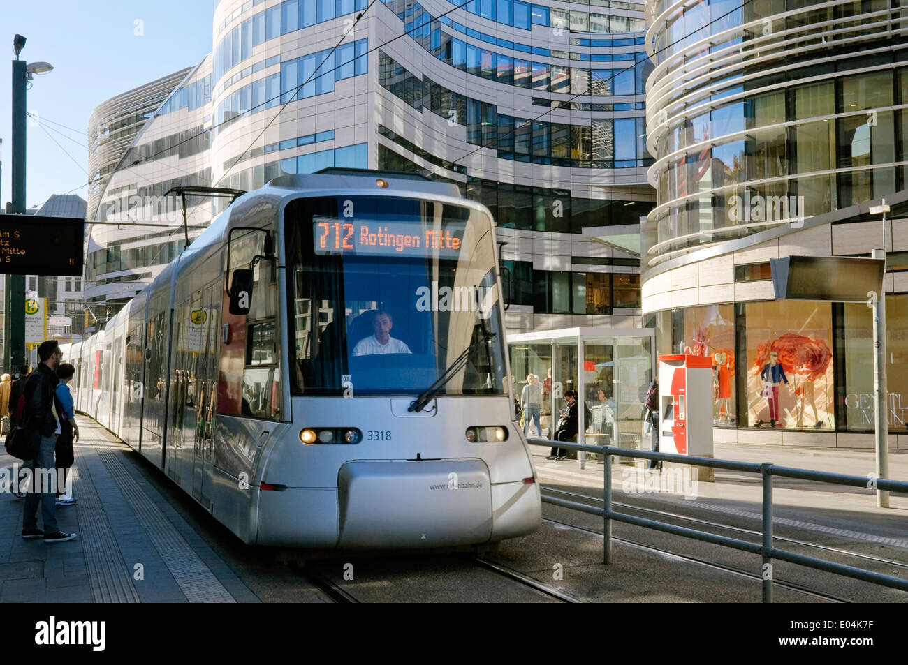 Le tramway arrivant à la Kö Bogen Düsseldorf, NRW, Allemagne Banque D'Images