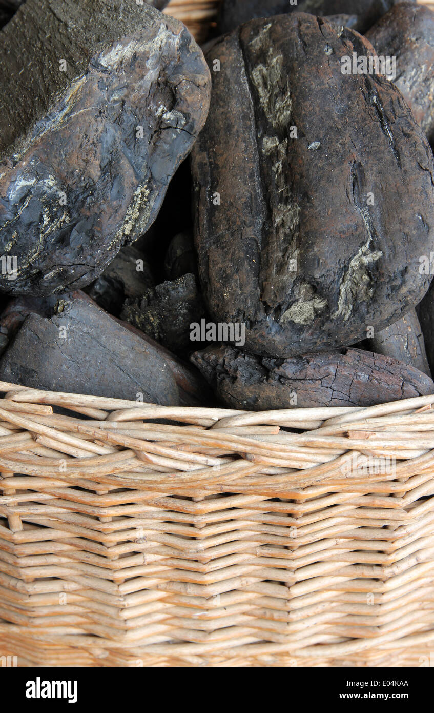 Plage de lignite charbon dans le panier en osier, recueillies épaves sur une plage de Suffolk Banque D'Images