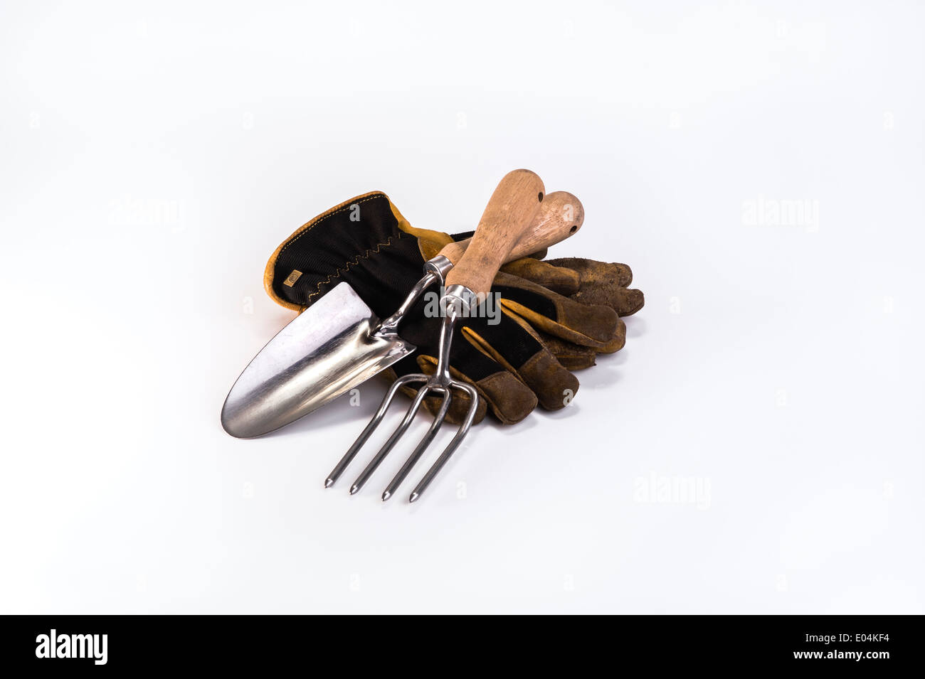 Truelle de jardin et la fourchette, avec des gants. Banque D'Images