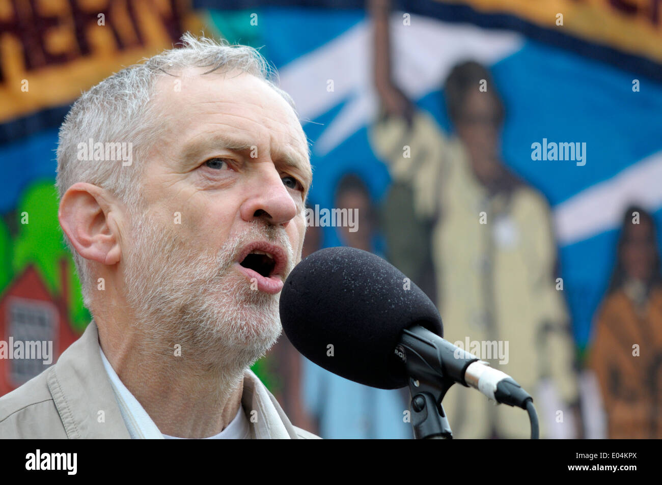 MP Jeremy Corbyn (main-d'Islington (Nord) au premier mai à Trafalgar Square, Londres, 2014 Banque D'Images