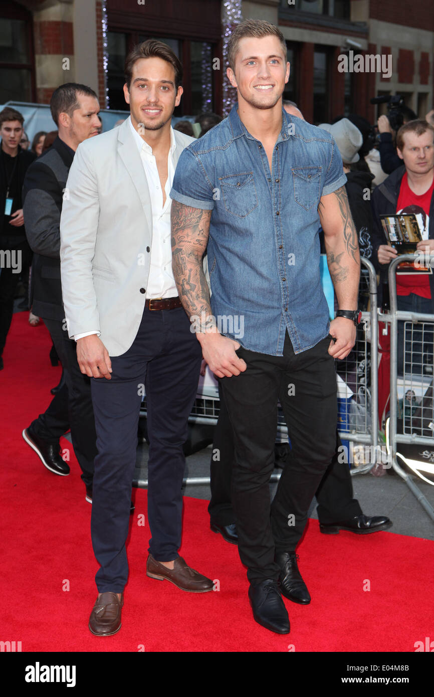 Tom Pearce et Dan Osborne arrive pour la "première" en plastique à l'odéon West End, Leicester Square, Londres. 29/04/2014/photo alliance Banque D'Images