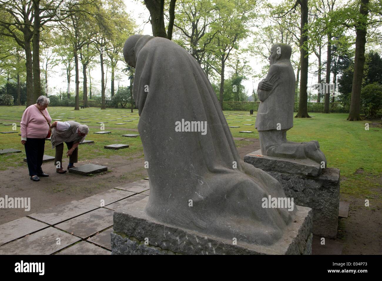 Hooglede, Allemagne. 22 avr, 2014. La sculpture groupe 'Mourning par des parents Kaethe Kollwitz est photographié à la PREMIÈRE GUERRE MONDIALE dans le cimetière militaire allemand Hooglede, Allemagne, 22 avril 2014. Plus de 8 000 personnes y sont enterrés. Photo : Uwu Zucchi/dpa/Alamy Live News Banque D'Images