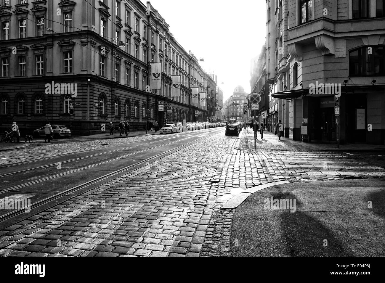 Les rues dans le centre historique de la nouvelle ville de Prague. Noir et blanc. Film stylisée. Gros grains. Banque D'Images