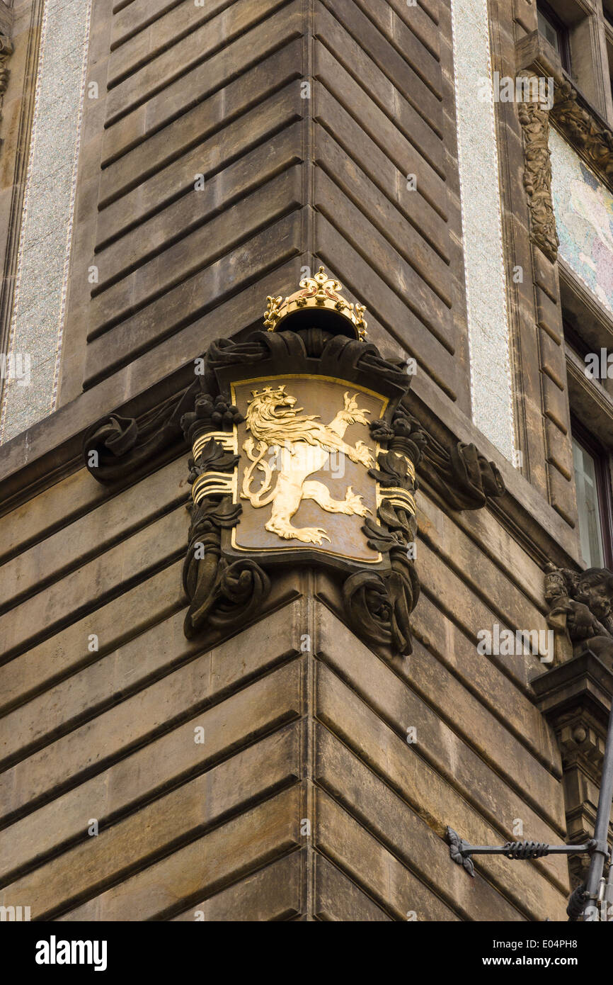 Ancien blason représentant un lion sur le coin de la chambre. La vieille ville de Prague. Banque D'Images