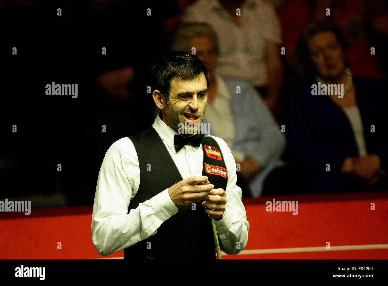 Sheffield, Yorkshire, UK, 06th mai, 2014. Ronnie O'Sullivan en action contre Barry Hawkins à la 2014 Dafabet World Snooker Championship semi finale, 1e sessions (meilleur de 33 frames a joué plus de 4 séances), Crucible Theatre, Sheffield, Yorkshire, Angleterre. Credit : Jimmy Whhittee/Alamy Live News Banque D'Images