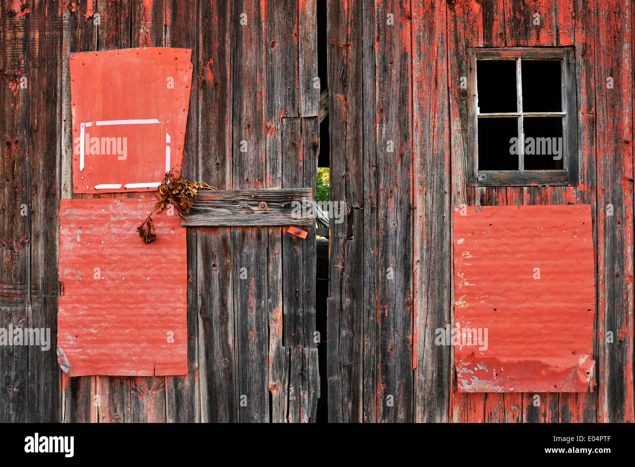 Close up, portes en bois patiné avec de la peinture rouge dans la campagne, Wakkerstroom, Mpumalanga, Afrique du Sud, bâtiment, rustique Banque D'Images
