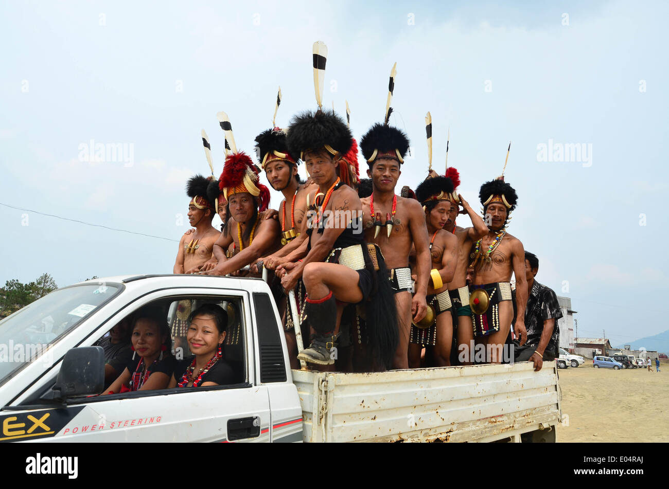 Le Nagaland, Inde. 1er mai 2014. Tribu Naga à gauche sur un mini truck après leur performance à l'Moastu festival à Mokokchung, Inde du nord-est de l'état de Nagaland le Jeudi, Mai 01, 2014. Moatsu est un festival de trois jours célébrés par l'Ao Nagas après l'achèvement de la période d'ensemencement. Credit : Caisii ZUMAPRESS.com/Alamy NurPhoto/MAO/Live News Banque D'Images