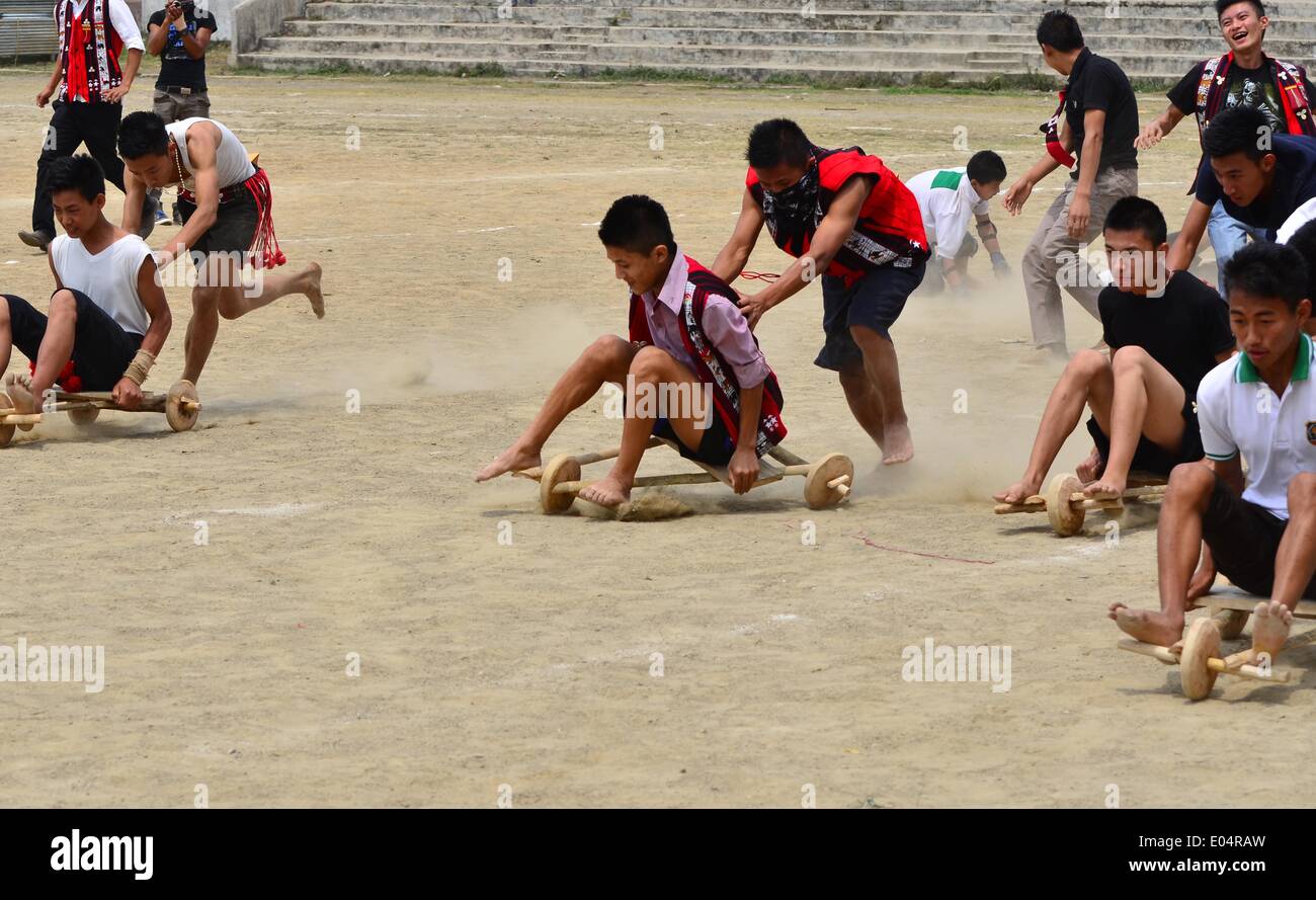 Le Nagaland, Inde. 1er mai 2014. Tribu Naga participe à une course de karting au cours de l'Moastu festival à Mokokchung, Inde du nord-est de l'état de Nagaland le Jeudi, Mai 01, 2014. Moatsu est un festival de trois jours célébrés par l'Ao Nagas après l'achèvement de la période d'ensemencement. Credit : Caisii ZUMAPRESS.com/Alamy NurPhoto/MAO/Live News Banque D'Images