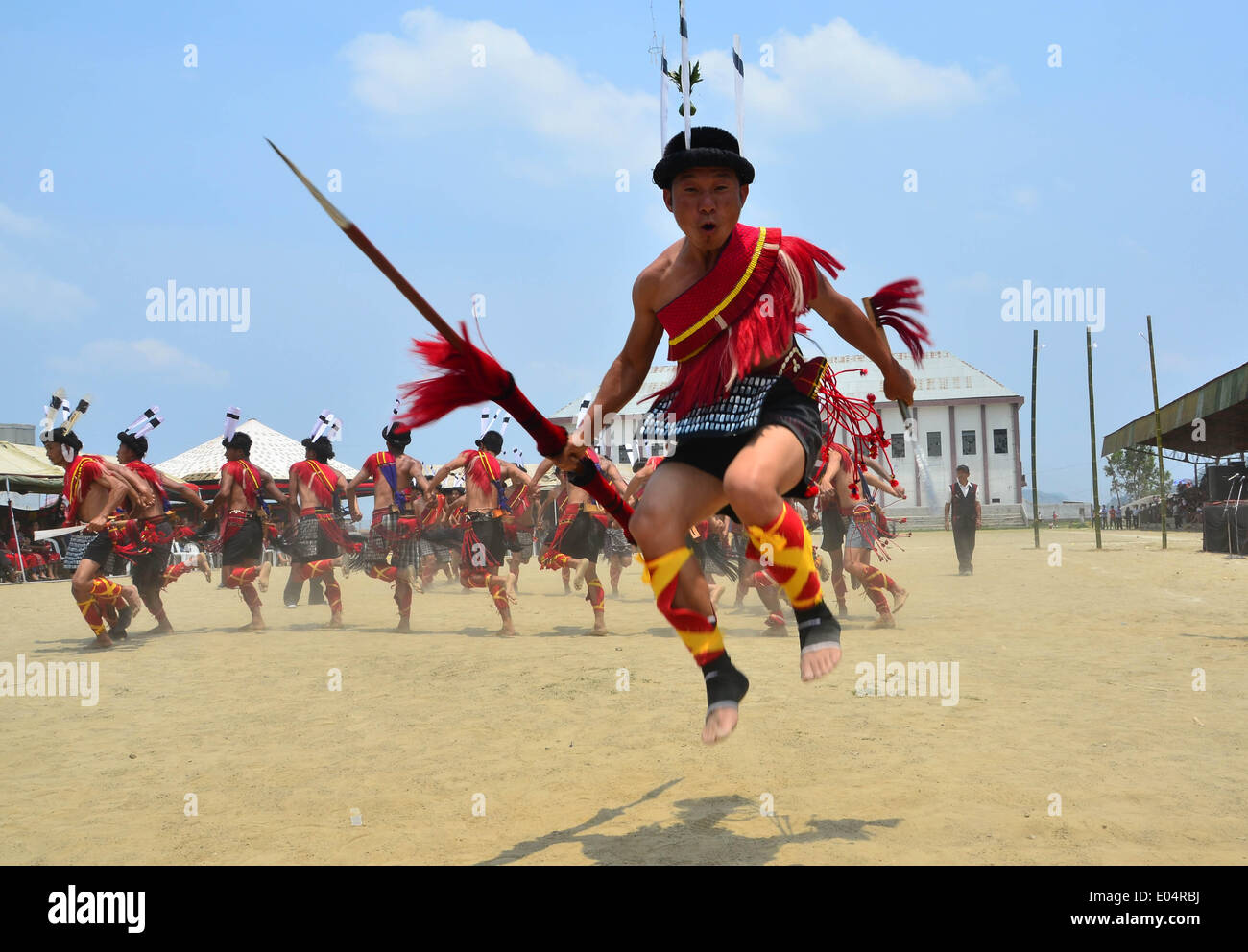 Le Nagaland, Inde. 1er mai 2014. Des tribus Naga un saut dans l'air comme il effectuer une danse traditionnelle au cours de l'Moastu festival à Mokokchung, Inde du nord-est de l'état de Nagaland le Jeudi, Mai 01, 2014. Moatsu est un festival de trois jours célébrés par l'Ao Nagas après l'achèvement de la période d'ensemencement. Credit : Caisii ZUMAPRESS.com/Alamy NurPhoto/MAO/Live News Banque D'Images