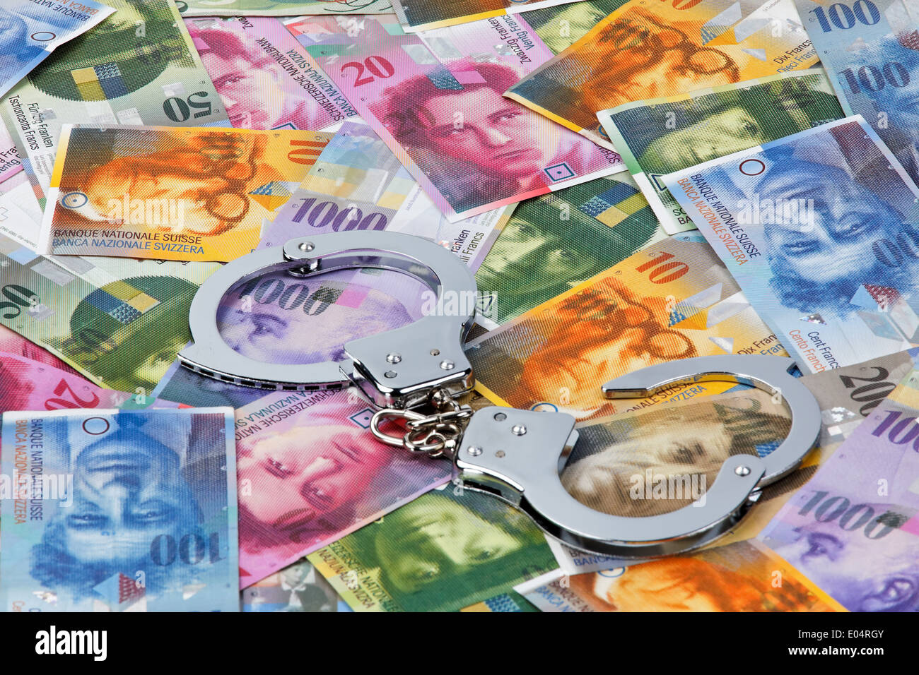 Swiss francs (l'argent de la Suisse) avec des menottes, Schweizer Franken (Geld der Schweiz) mit Handschellen Banque D'Images