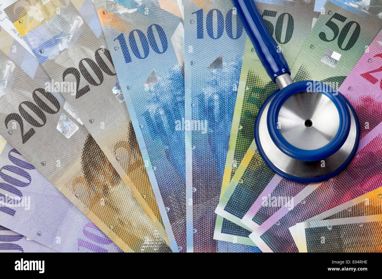 Le franc suisse et les coûts de santé, d'un symbole Stethoskop, Schweizer Franken und Stethoskop, symbole Gesundheitskosten Banque D'Images