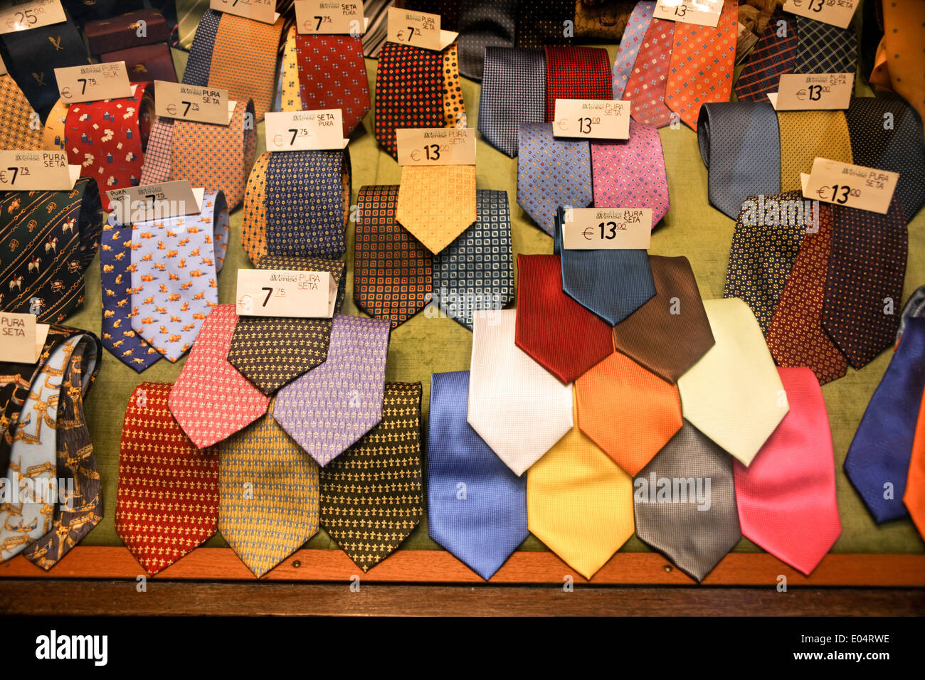 Avec le designer italien de couleur d'affichage des liens de soie, Auslage mit bunten italienischen Designer Seiden Krawatten Banque D'Images