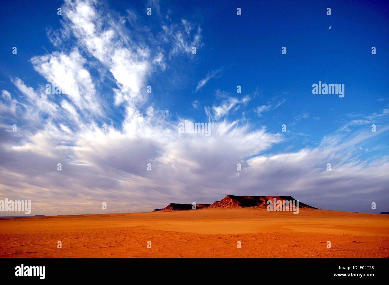 Vol stationnaire au-dessus des nuages cirrus désert rocheux dans la région de Gilf Kebir en Egypte, 21 mars 2014. En mars 2014, le ministère du Tourisme a parrainé l'expédition de Kamal El Din, une recherche scientifique tournée à l'ouest du désert en Égypte. Le but de la visite était respectueux de l'avocat et le tourisme du désert égyptien pour commémorer le Prince Kamal El Dine Hussein, qui a découvert le Plateau du Gilf Kebir Dans le cadre de son exposition à l'ouest du désert de l'Égypte dans les années 1920. Kamal El Din Hussein était le seul prestataire égyptien au trône égyptien qui a volontairement renoncé à sa demande Banque D'Images