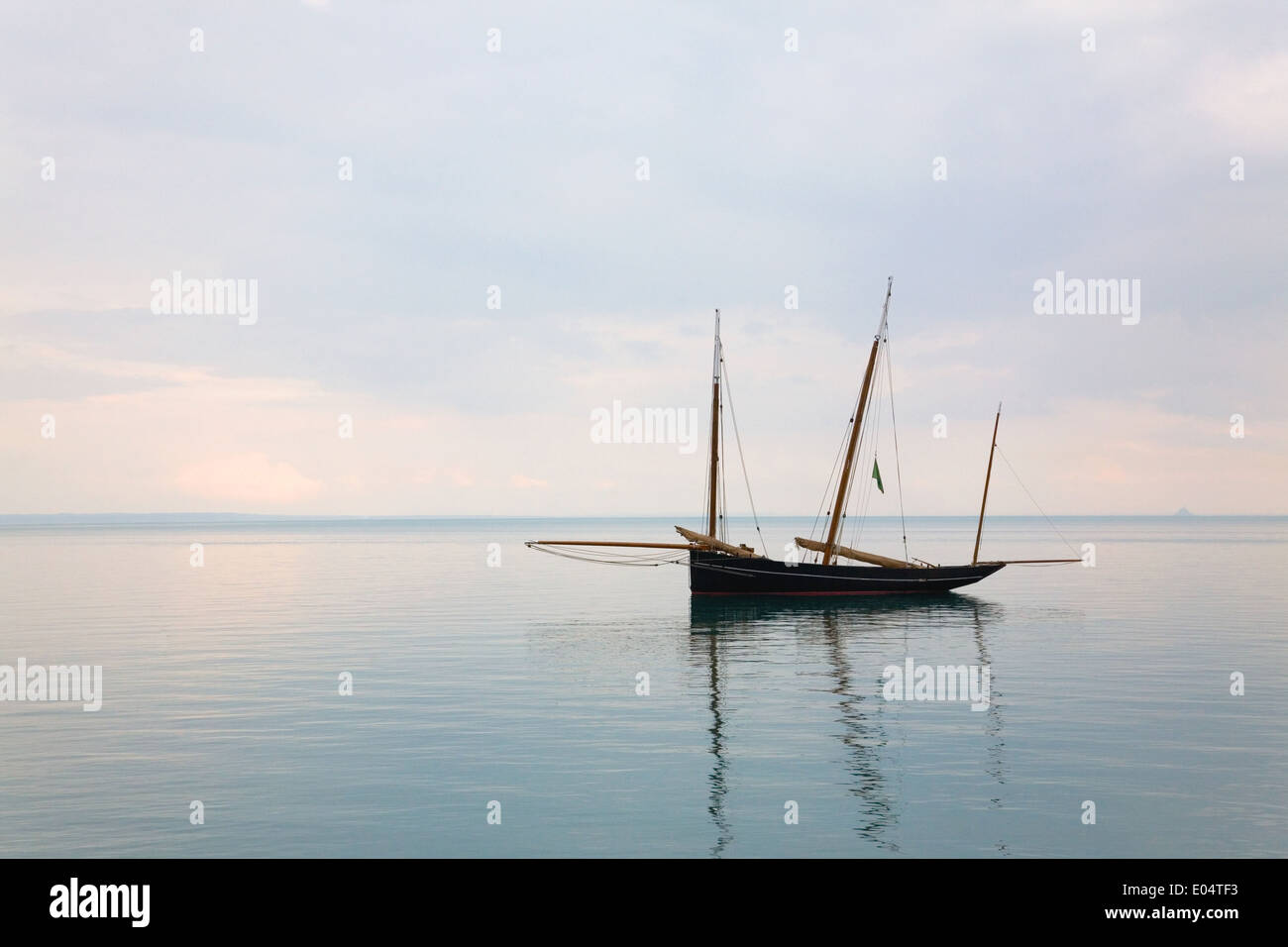 Vieux bateau français bisquine en eau calme en Bretagne Banque D'Images