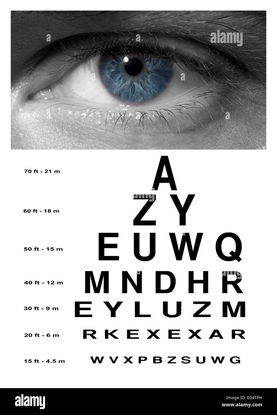 Homme avec blue eye vision test chart close up Banque D'Images
