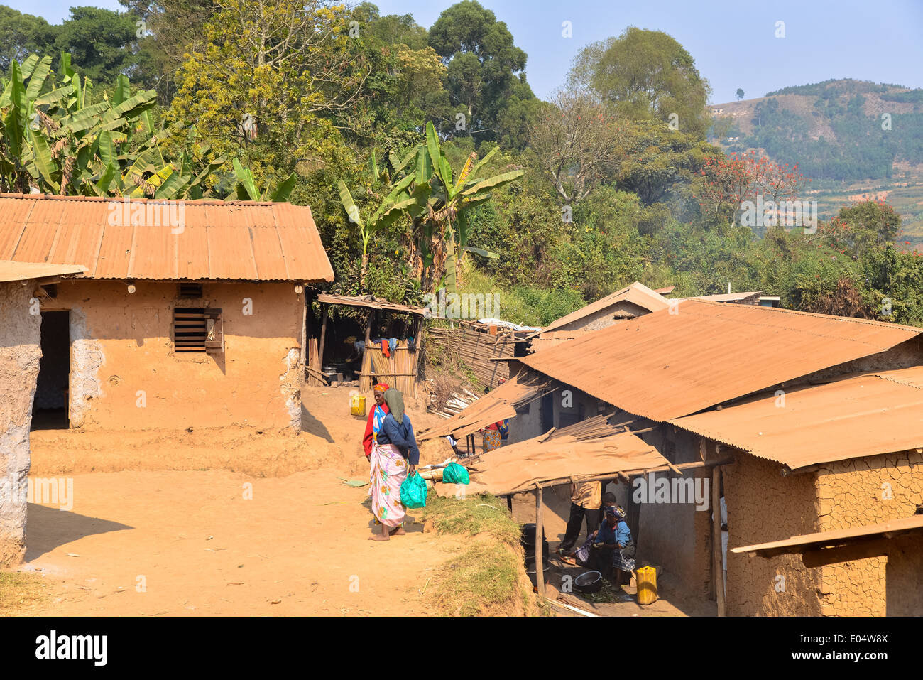 Maisons de boue au village à crater lake bunyonyi en Ouganda, Afrique Banque D'Images