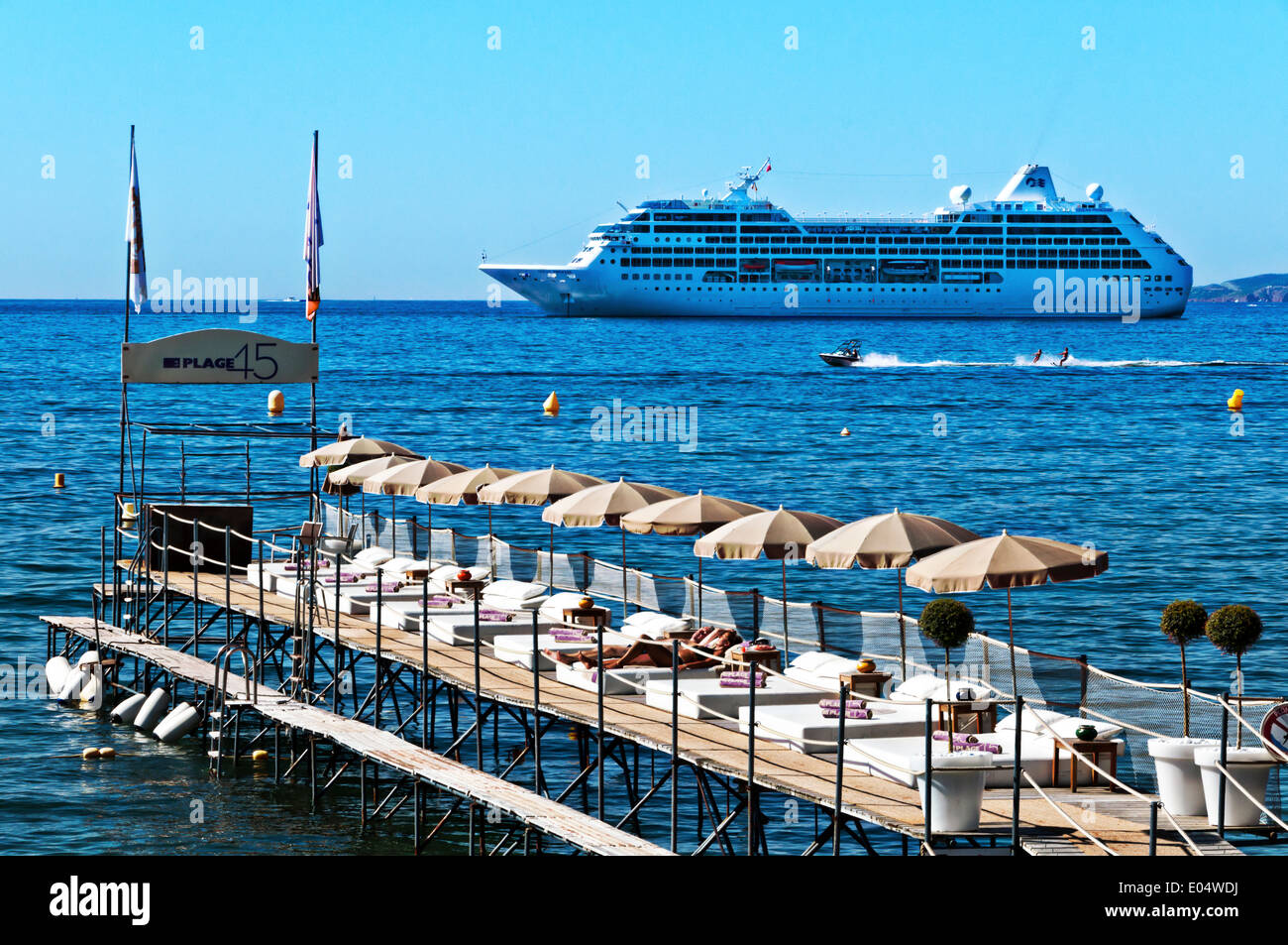 Europe, France, Alpes-Maritimes, Cannes. Bateau de croisière ancrés dans la baie de Cannes. Banque D'Images