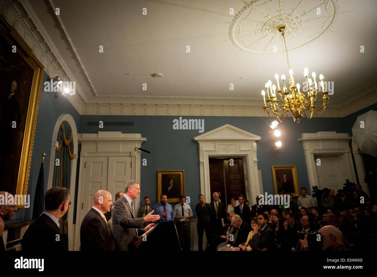 Manhattan, New York, USA. 1er mai 2014. Le maire Bill DE BLASIO annonce que la ville et la Fédération des enseignants (UFT) ont conclu un accord préliminaire sur un contrat de 9 ans lors d'une conférence de presse à l'Hôtel de Ville, le Jeudi, Mai 1, 2014. © Bryan Smith/ZUMAPRESS.com/Alamy Live News Banque D'Images