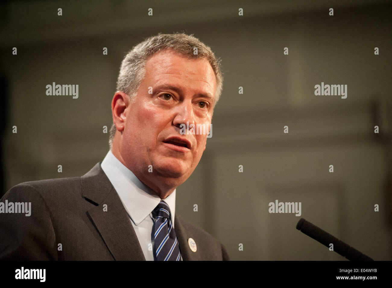 Manhattan, New York, USA. 1er mai 2014. Le maire Bill DE BLASIO annonce que la ville et la Fédération des enseignants (UFT) ont conclu un accord préliminaire sur un contrat de 9 ans lors d'une conférence de presse à l'Hôtel de Ville, le Jeudi, Mai 1, 2014. © Bryan Smith/ZUMAPRESS.com/Alamy Live News Banque D'Images