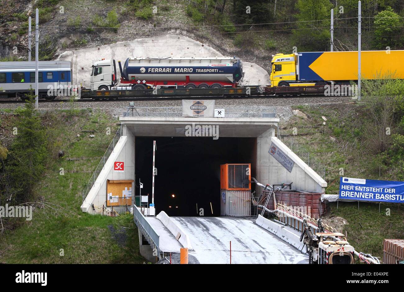 Ski, l'Autriche. 09Th Mai, 2014. Les lecteurs d'un train de marchandises au-dessus du tunnel d'accès sur le chemin de la base du Brenner Tunnel situé près de Steinach, Autriche, 02 mai 2014. Les hommes politiques et les journalistes ont visité le tunnel d'accès afin de recueillir des informations sur la construction du plus grand projet de trafic transfrontalier entre l'Autriche et l'Italie. Le projet permettra d'effet gravement la rampe et le trafic de marchandises en Allemagne. Photo : Karl Josef OPIM/dpa/Alamy Live News Banque D'Images