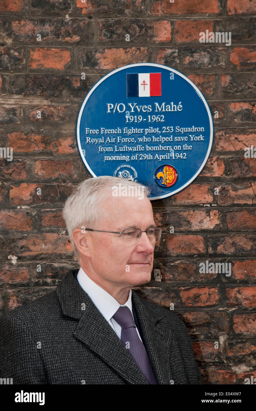 York, Royaume-Uni. 2e mai 2014. Son Excellence M Bernard Emie l'ambassadeur français dévoile une plaque dédiée à la France Libre d'un pilote de chasse Yves Mahe qui ont contribué à sauver York de bombardiers de la Luftwaffe le 29 avril 1942. Credit : VIOLET BILLES/Alamy Live News Banque D'Images