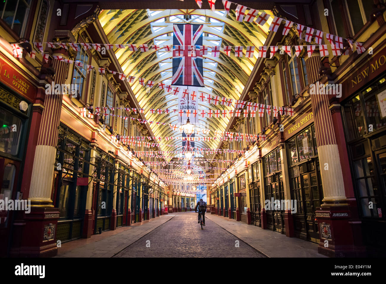 Leadenhall Market décorée de drapeaux anglais, City of London, England, UK Banque D'Images